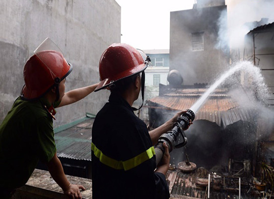 Hà Nội: Nhà dân cháy ngùn ngụt, khói đen dày đặc 