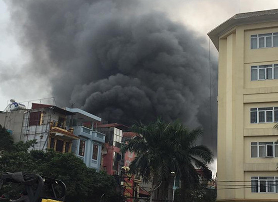 Hà Nội: Nhà dân cháy ngùn ngụt, khói đen dày đặc 