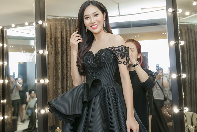 Hoa hậu Thế giới 2016: Diệu Ngọc tất bật chuẩn bị trang phục hội
