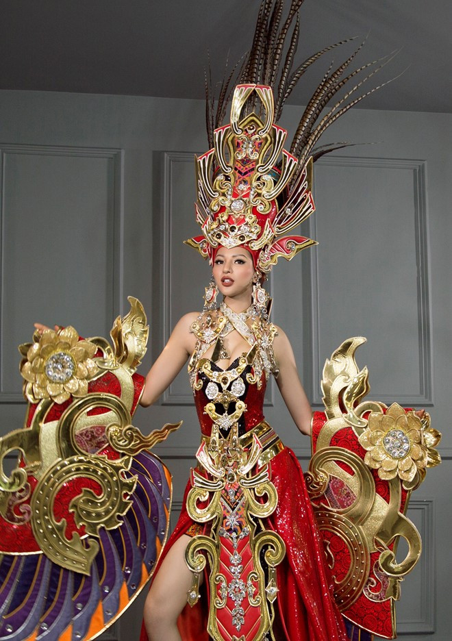 Hoa hậu Siêu quốc gia: Khả Trang diện quốc phục nặng 45kg