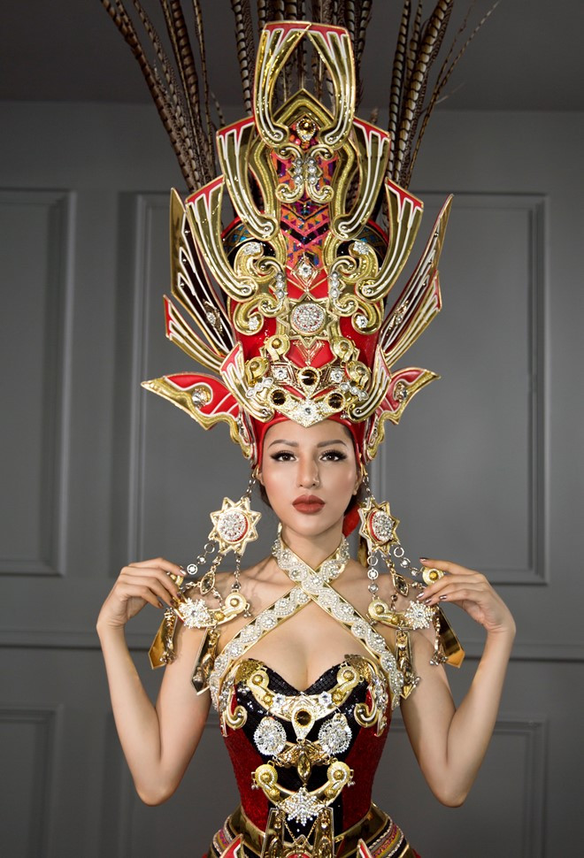 Hoa hậu Siêu quốc gia: Khả Trang diện quốc phục nặng 45kg
