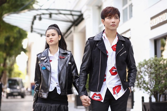Vợ chồng Tim- Trương Quỳnh Anh diện đồ đôi siêu dễ thương