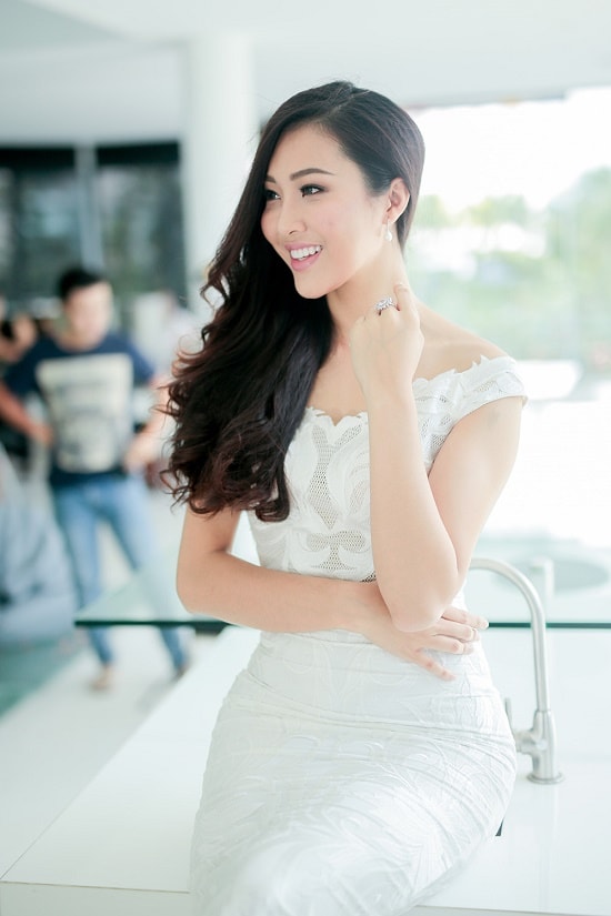 Hoa khôi Diệu Ngọc làm việc 16h liên tục trước khi lên đường dự Miss World