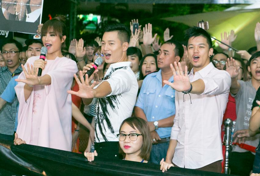 Đức Tuấn, Phạm Hương, Phan Anh cuồng nhiệt nhảy Flashmob với khán giả