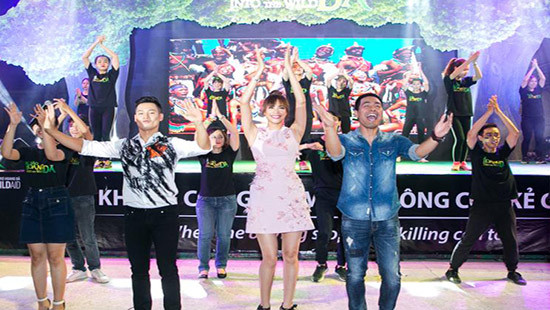 Đức Tuấn, Phạm Hương, Phan Anh cuồng nhiệt nhảy Flashmob với khán giả