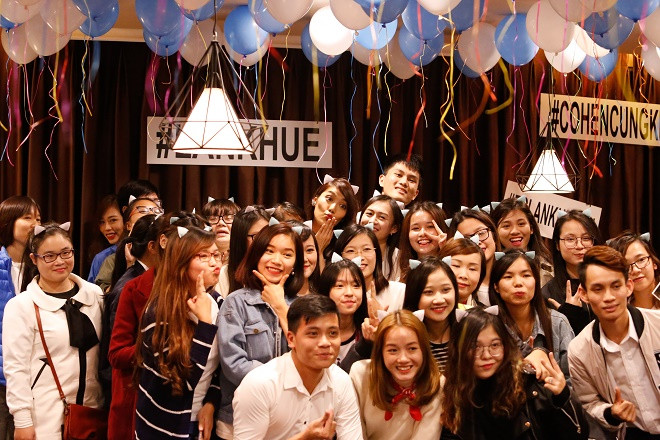 Lan Khuê khóc nức nở vì tình cảm của fans Hà Nội