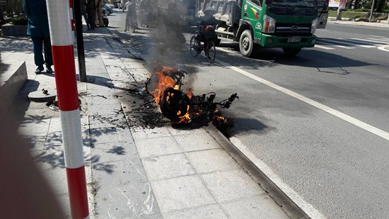 Hà Nam: Ném chìa khóa vào mặt Cảnh sát rồi châm lửa đốt xe