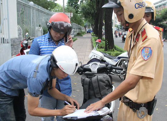 Sử dụng thiết bị thông minh kiểm tra xe chính chủ ở Hà Nội