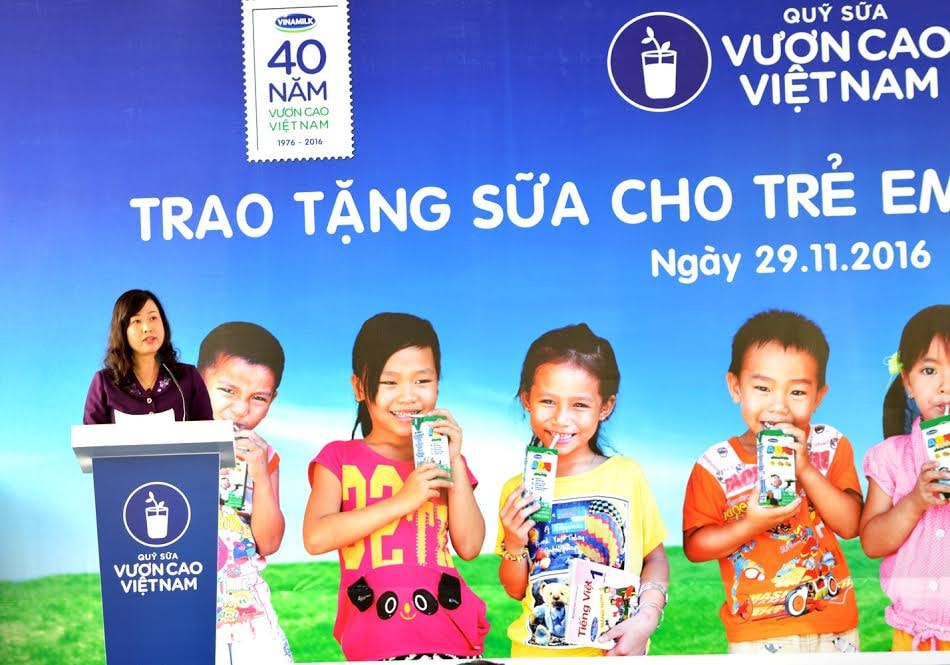 Quỹ sữa Vươn cao Việt Nam và Vinamilk tiếp tục trao tặng gần 130.000 ly sữa cho trẻ em tại Vĩnh Long