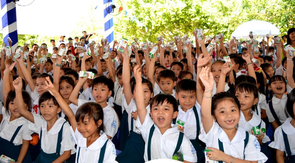 Quỹ sữa Vươn cao Việt Nam và Vinamilk tiếp tục trao tặng gần 130.000 ly sữa cho trẻ em tại Vĩnh Long