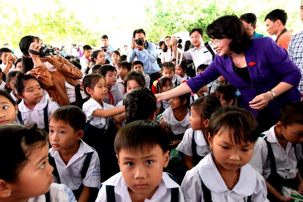 Quỹ sữa Vươn cao Việt Nam và Vinamilk tiếp tục trao tặng gần 130.000 ly sữa cho trẻ em tại Vĩnh Long