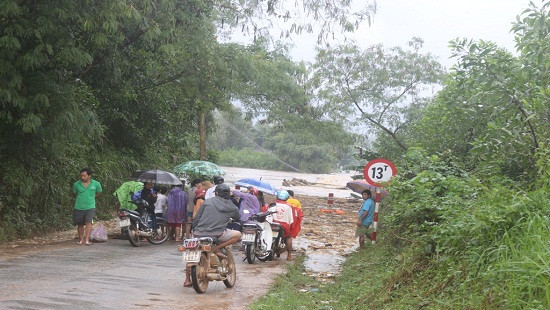Mưa lũ gây chia cắt, thiệt hại nhiều nơi ở nam Trung bộ