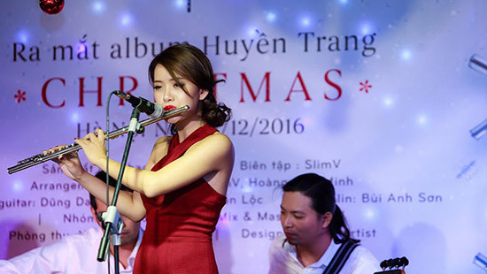 Nữ nghệ sĩ sáo Huyền Trang tưng bừng chào Giáng sinh