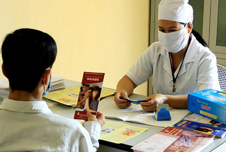 Hướng tới 100% người nhiễm HIV/AIDS có bảo hiểm y tế
