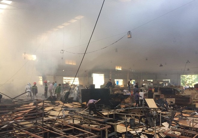 Hà Nội: Cháy lớn tại KCN Ngọc Hồi, hàng ngàn mét vuông nhà xưởng bị thiêu rụi