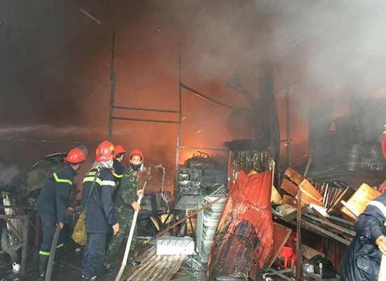 Hà Nội: Cháy lớn tại KCN Ngọc Hồi, hàng ngàn mét vuông nhà xưởng bị thiêu rụi