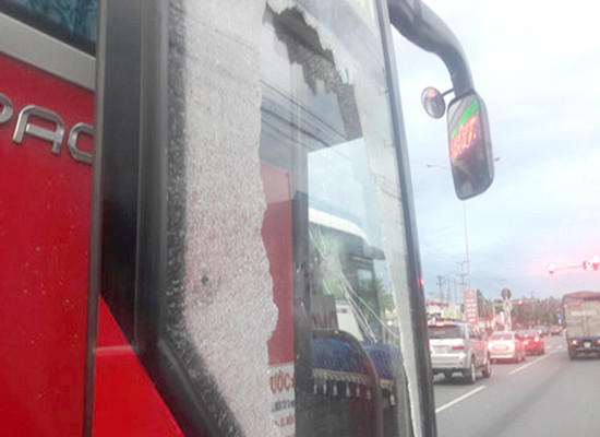 Bình Dương: Điều tra vụ xe khách bị đập vỡ cửa kính