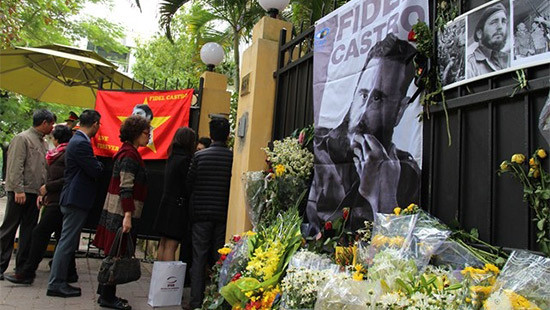 Nhân dân Việt Nam tưởng nhớ lãnh tụ Cuba Fidel Castro