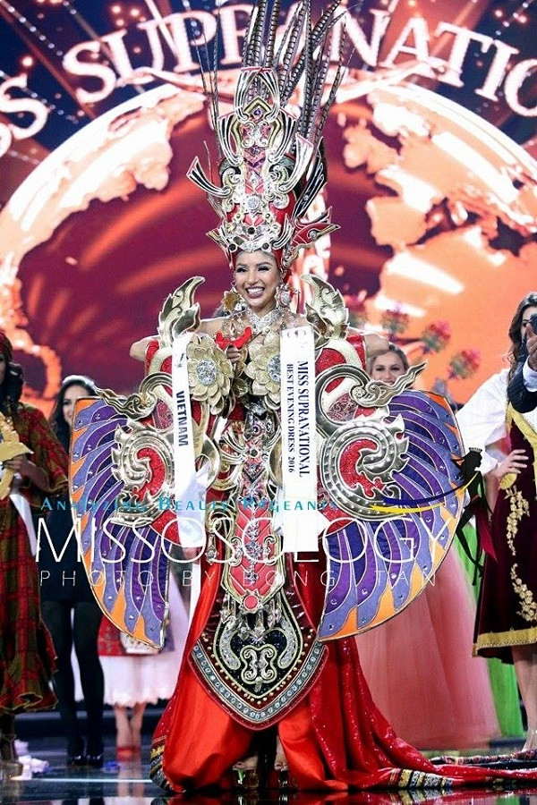 Hoa hậu Siêu quốc gia: Khả Trang giành giải Trang phục dân tộc đẹp nhất