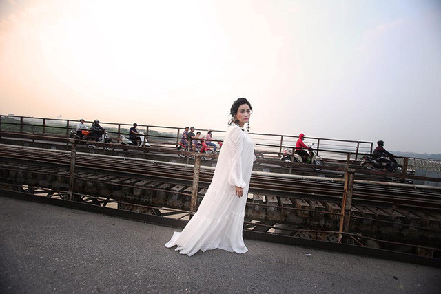 Mạng xã hội dậy sóng vì bộ ảnh của Thanh Lam trên cầu Long Biên