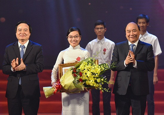Thủ tướng dự lễ tuyên dương học sinh đạt giải các kỳ thi quốc tế và quốc gia