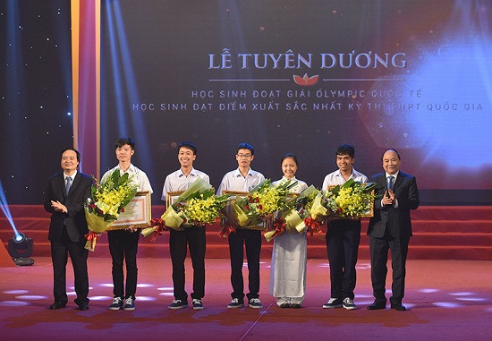 Thủ tướng dự lễ tuyên dương học sinh đạt giải các kỳ thi quốc tế và quốc gia