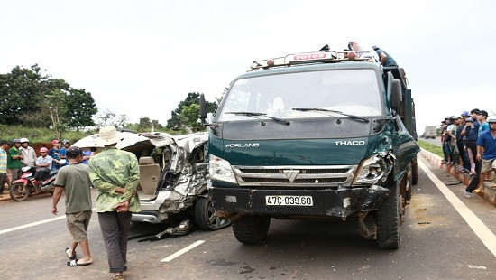 Đắk Lắk: Xe tải kéo lê xe 7 chỗ hàng chục mét, 5 người thoát chết