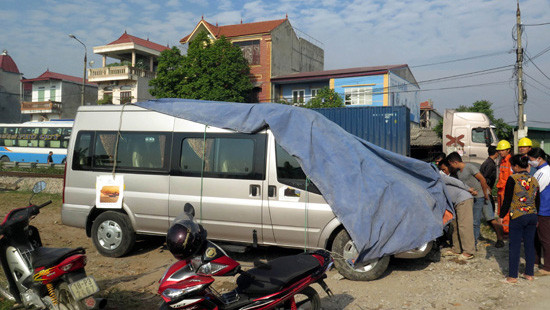 Nam Định: Tàu hỏa đâm ô tô trên cung đường “tử thần” 