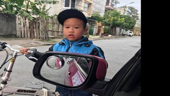 Dân mạng cảm kích cậu bé 7 tuổi đứng lại xin lỗi khi đâm xe đạp vào taxi