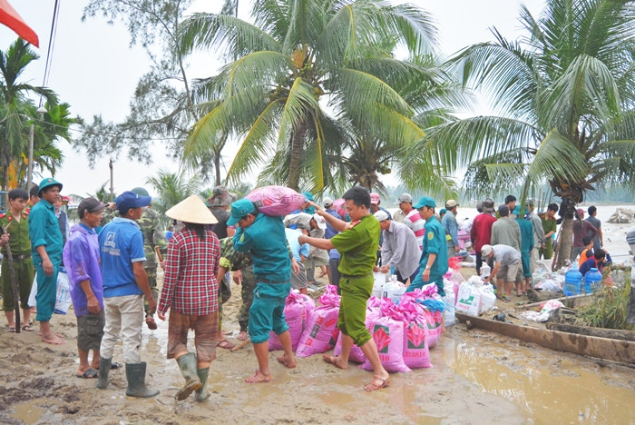 Quảng Nam: Đường bê tông bị lũ cuốn, hàng trăm hộ dân bị cô lập