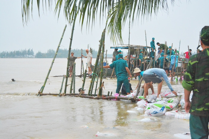 Quảng Nam: Đường bê tông bị lũ cuốn, hàng trăm hộ dân bị cô lập