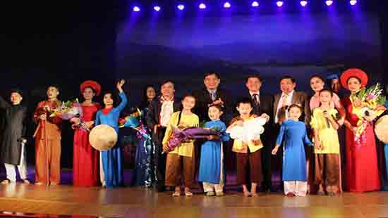 THACO trao tặng xe xe bus cho Trung tâm Bảo tồn và Phát huy di sản Dân ca Xứ Nghệ