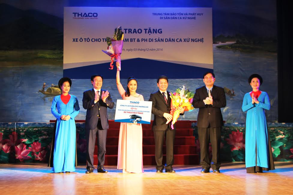 THACO trao tặng xe xe bus cho Trung tâm Bảo tồn và Phát huy di sản Dân ca Xứ Nghệ