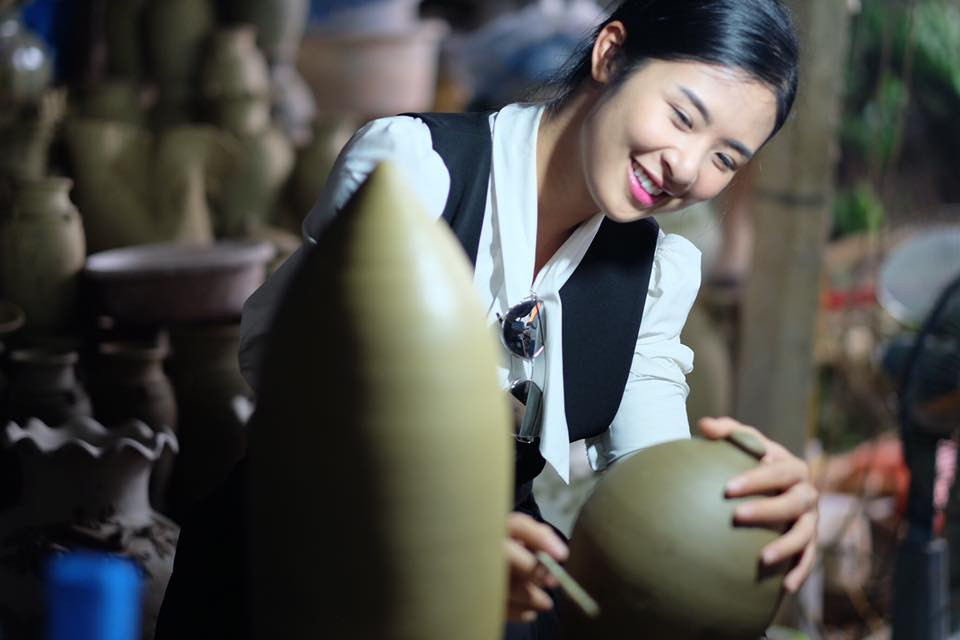 Hoa hậu Ngọc Hân và hành trình tới làng gốm Phước Tích 500 tuổi