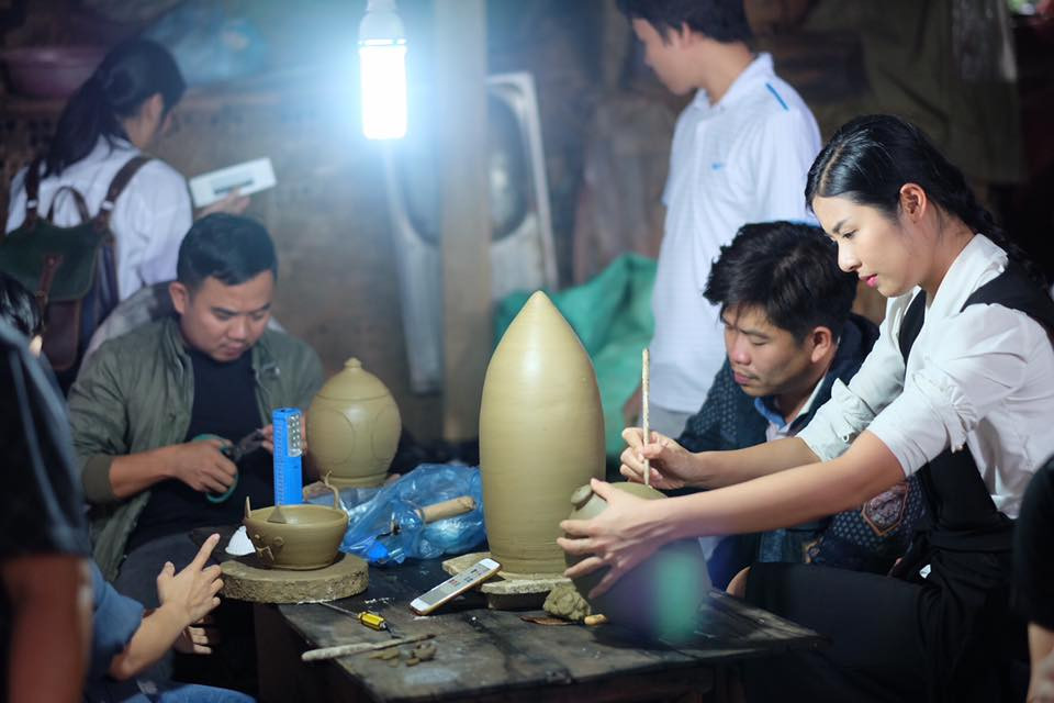 Hoa hậu Ngọc Hân và hành trình tới làng gốm Phước Tích 500 tuổi