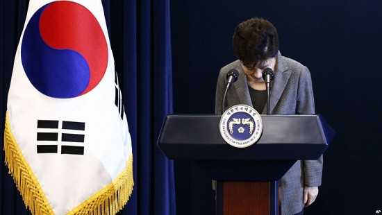 Tổng thống Hàn Quốc từ chức có tránh được việc bị luận tội?