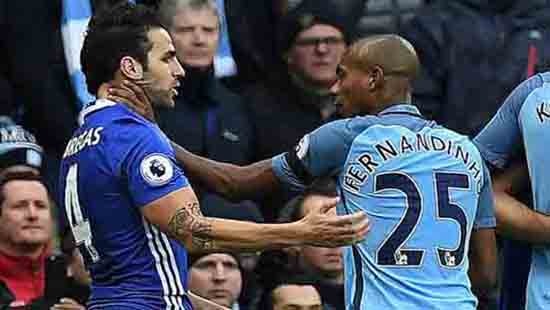 Aguero và Fernandinho bị treo giò vì chơi thô bạo