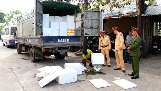 Quảng Ninh: Thu giữ và tiêu hủy 2,8 tấn thực phẩm bẩn
