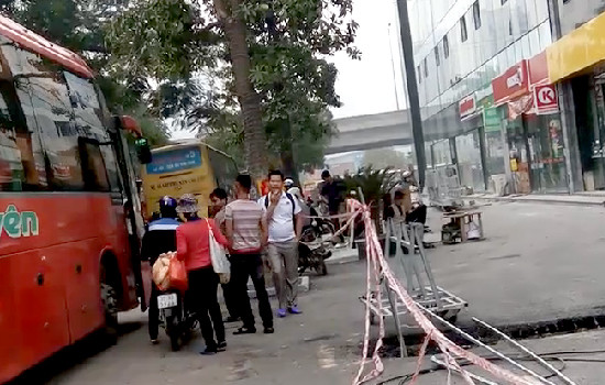 Hà Nội: Bát nháo cảnh bắt khách ngay cổng Bến xe Mỹ Đình