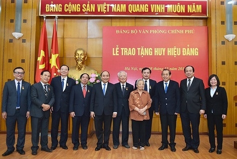 Thủ tướng Nguyễn Xuân Phúc trao Huy hiệu Đảng cho nguyên Phó Thủ tướng Vũ Khoan