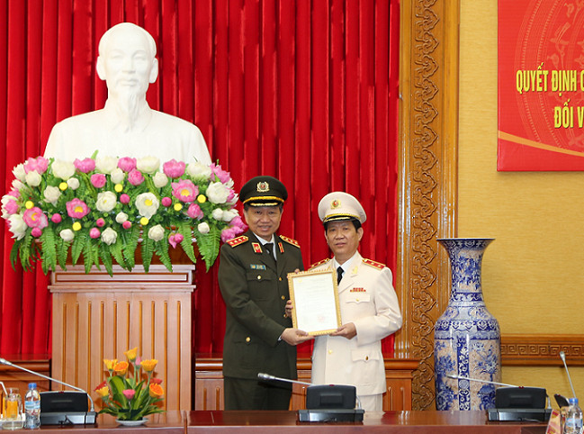Trao quyết định thăng hàm Trung tướng cho Thứ trưởng Nguyễn Văn Sơn 