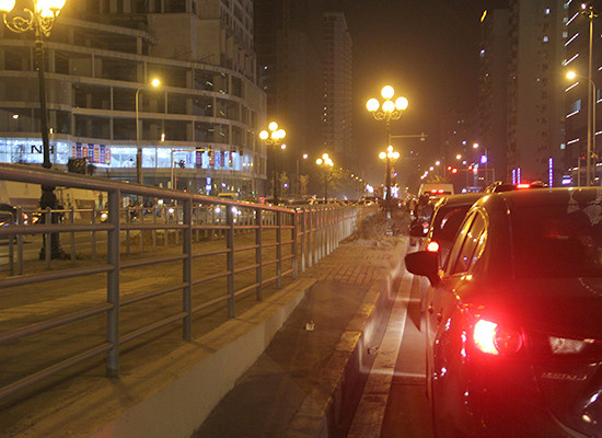 Tắc đường tại điểm nhà chờ tuyến buýt nhanh BRT