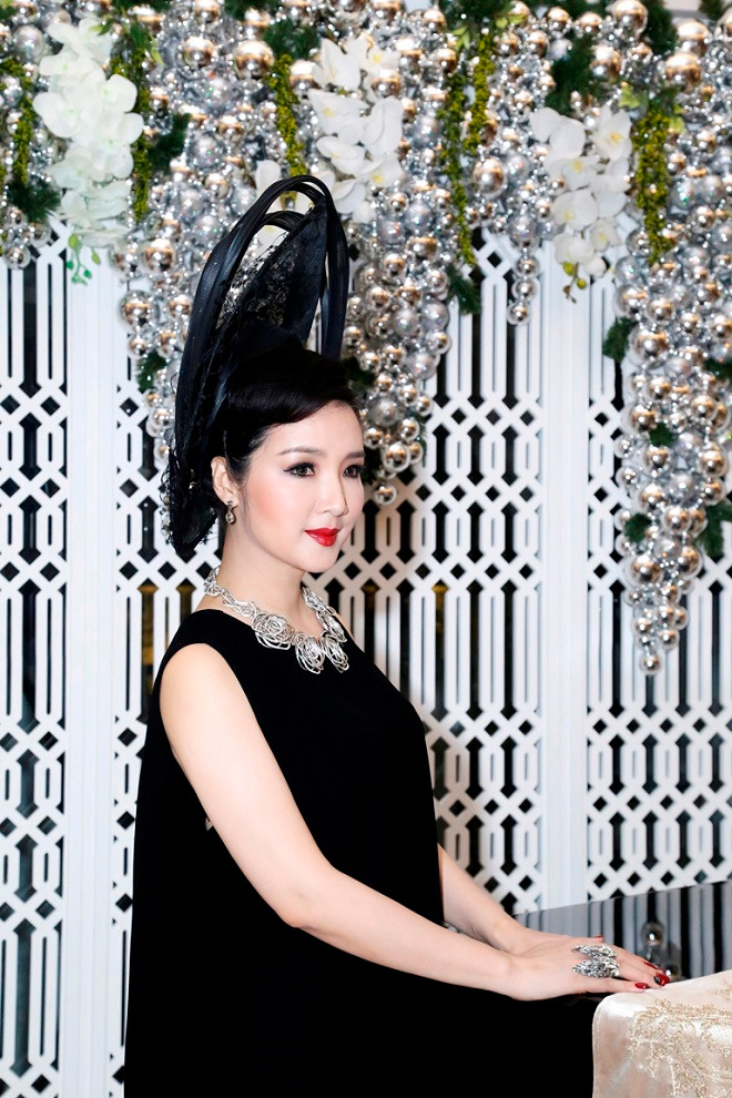 Hoa hậu Giáng My: Từ thảm đỏ sang chảnh đến lộng lẫy bí ẩn dẫn chương trình
