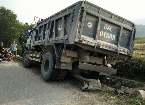 Hà Tĩnh: Xe máy va chạm xe tải, 1 người tử vong 