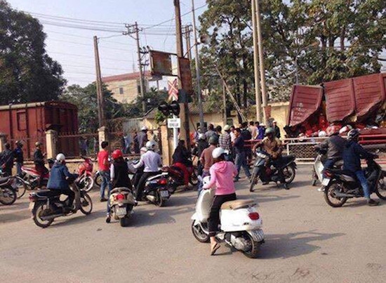 Hà Nội: Tàu chở hàng H8 trật khỏi đường ray