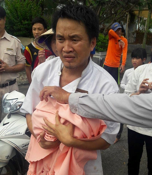 Đà Nẵng: Một bé gái sơ sinh bị bỏ trong thùng rác 