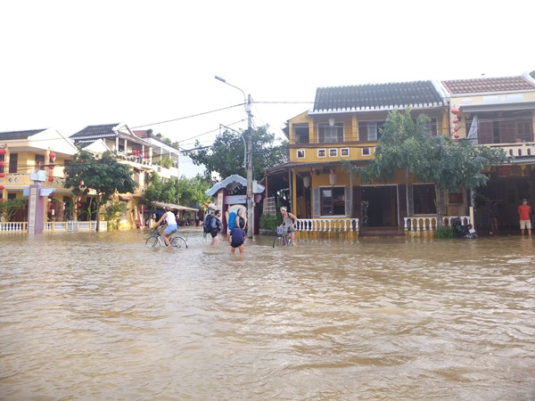 Quảng Nam: Nhiều thủy điện cùng xả lũ, hạ du ngập nặng