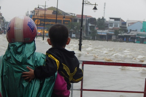 Thừa Thiên- Huế: Nhiều nơi ngập sâu trong lũ, người dân đi lại bằng thuyền