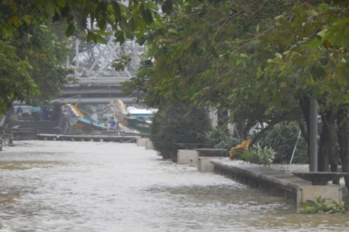 Thừa Thiên- Huế: Nhiều nơi ngập sâu trong lũ, người dân đi lại bằng thuyền