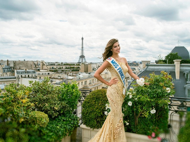 Hoa hậu Pháp 2016 hút hồn với đầm hoa trong suốt của NTK Hoàng Hải